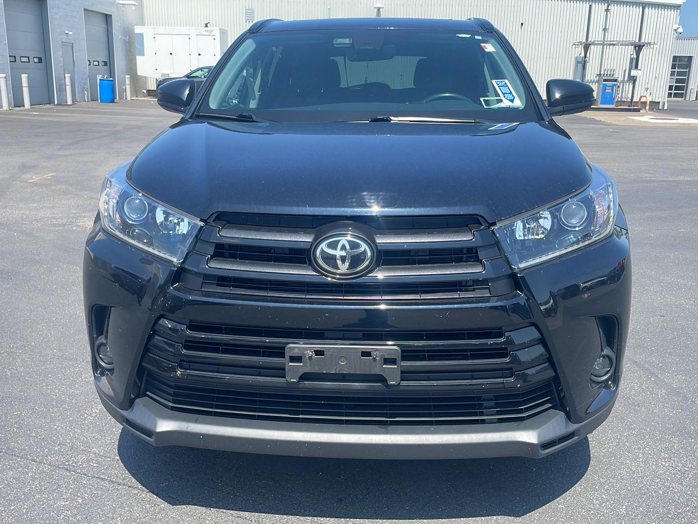 Used 2019 Midnight Black Metallic Toyota SE image 9