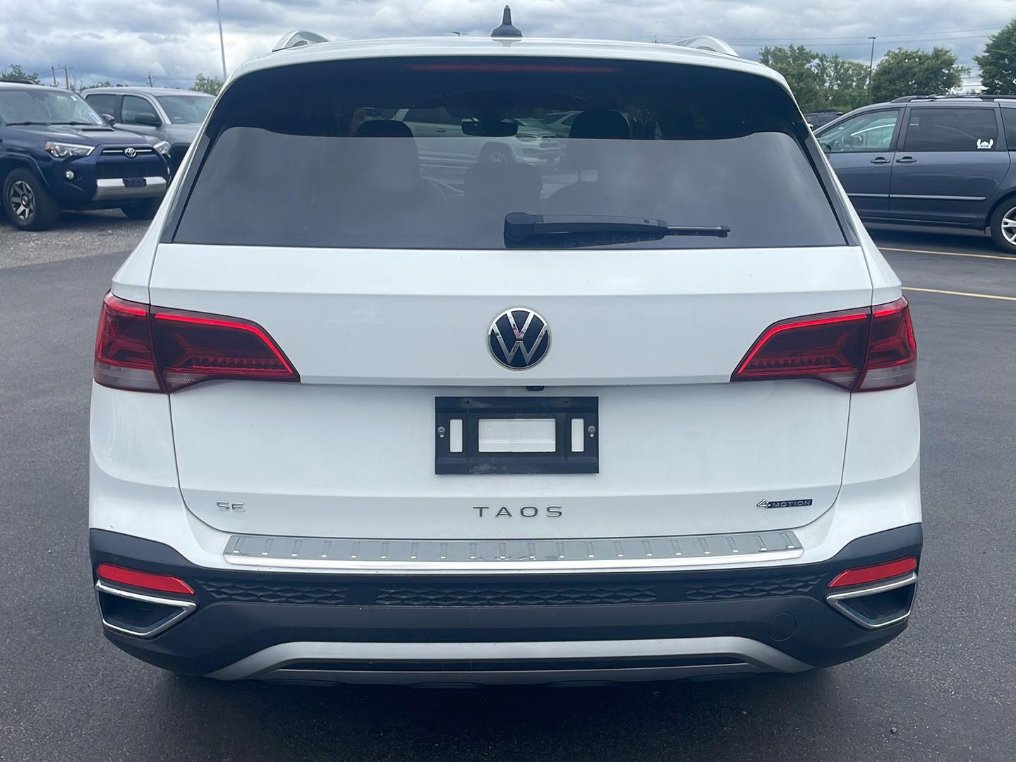 Used 2023 Pure White Volkswagen SE image 10