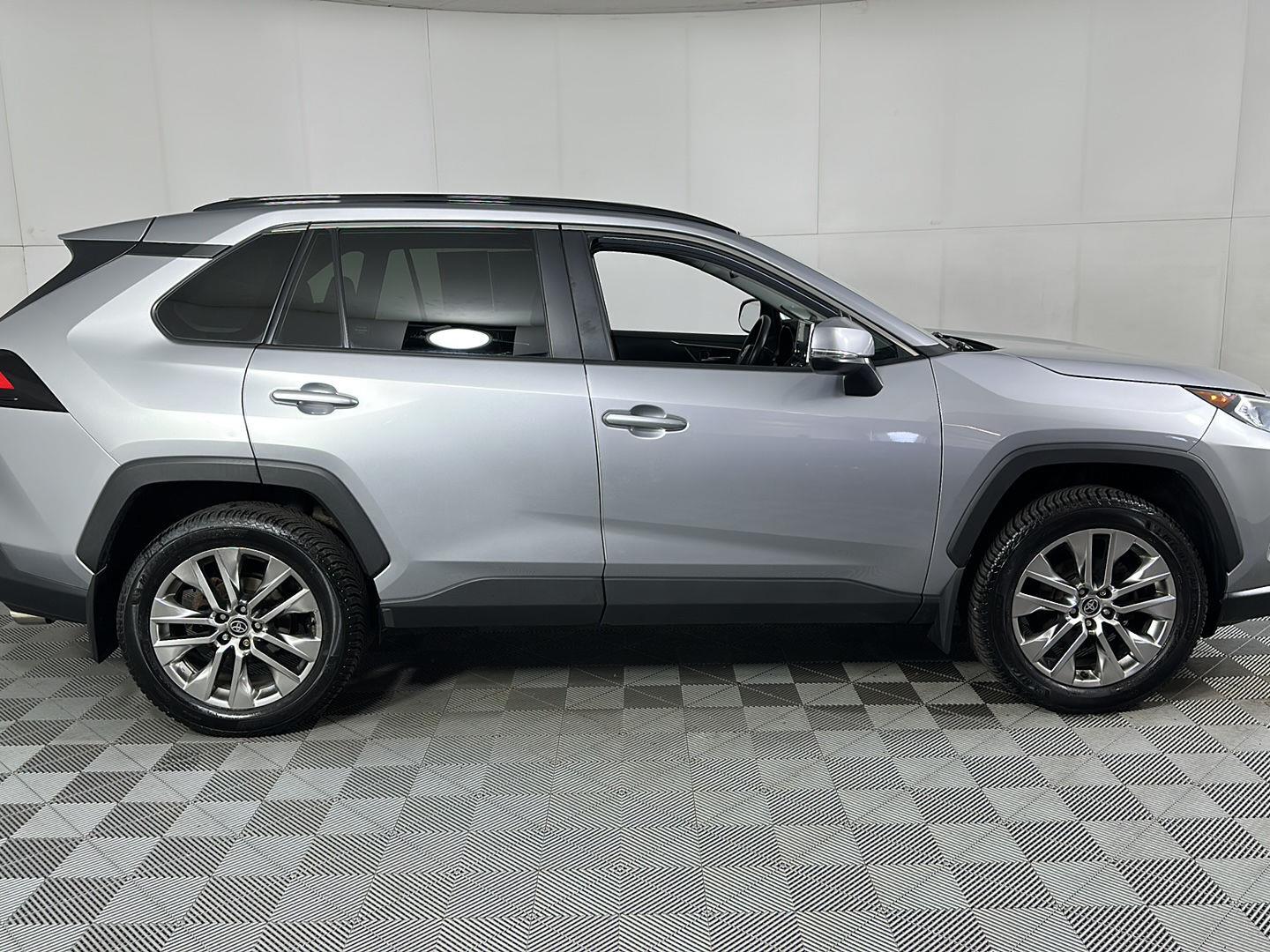 Certified Used 2021 Silver Sky Metallic Toyota XLE Premium image 3