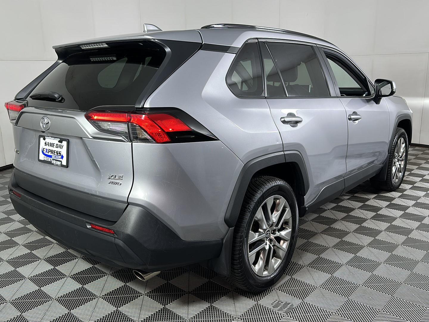 Certified Used 2021 Silver Sky Metallic Toyota XLE Premium image 4
