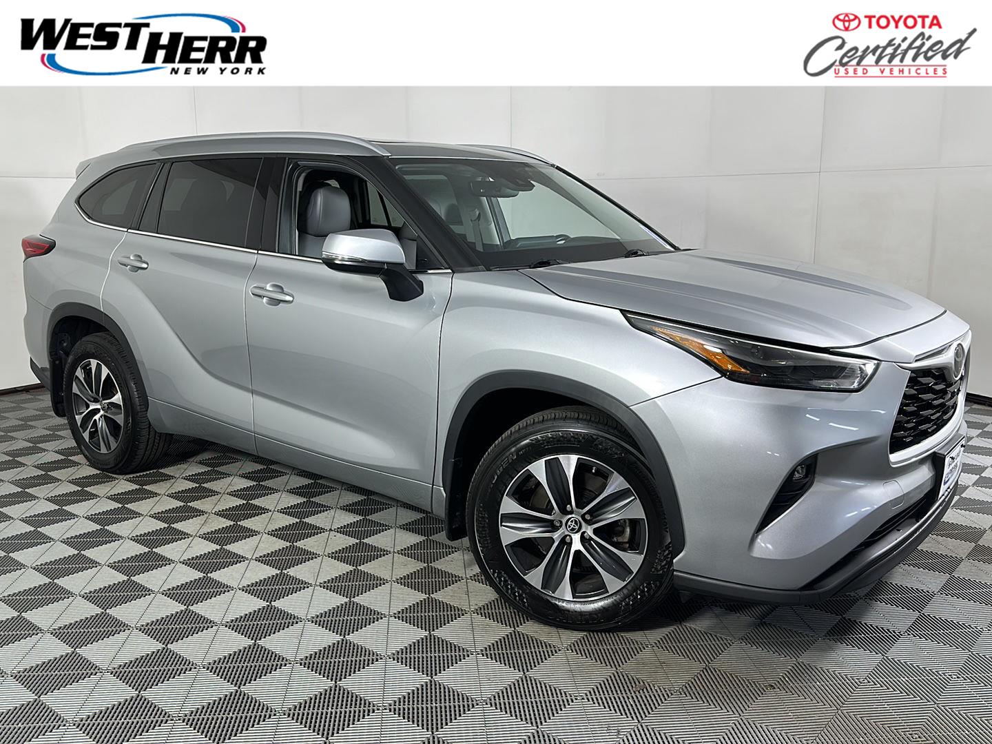 Celestial Silver Metallic 2022 Toyota Highlander SUV / Crossover All-Wheel Drive Automatic