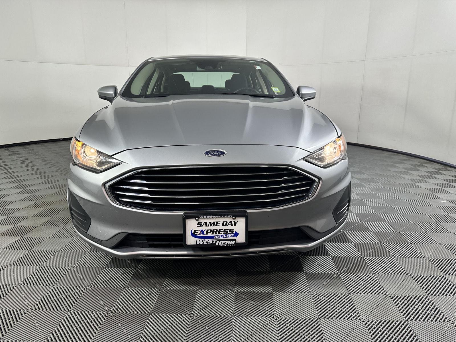 Used 2020 Iconic Silver Ford SE image 10