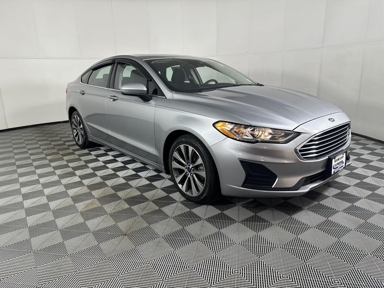 Used 2020 Iconic Silver Ford SE image 11