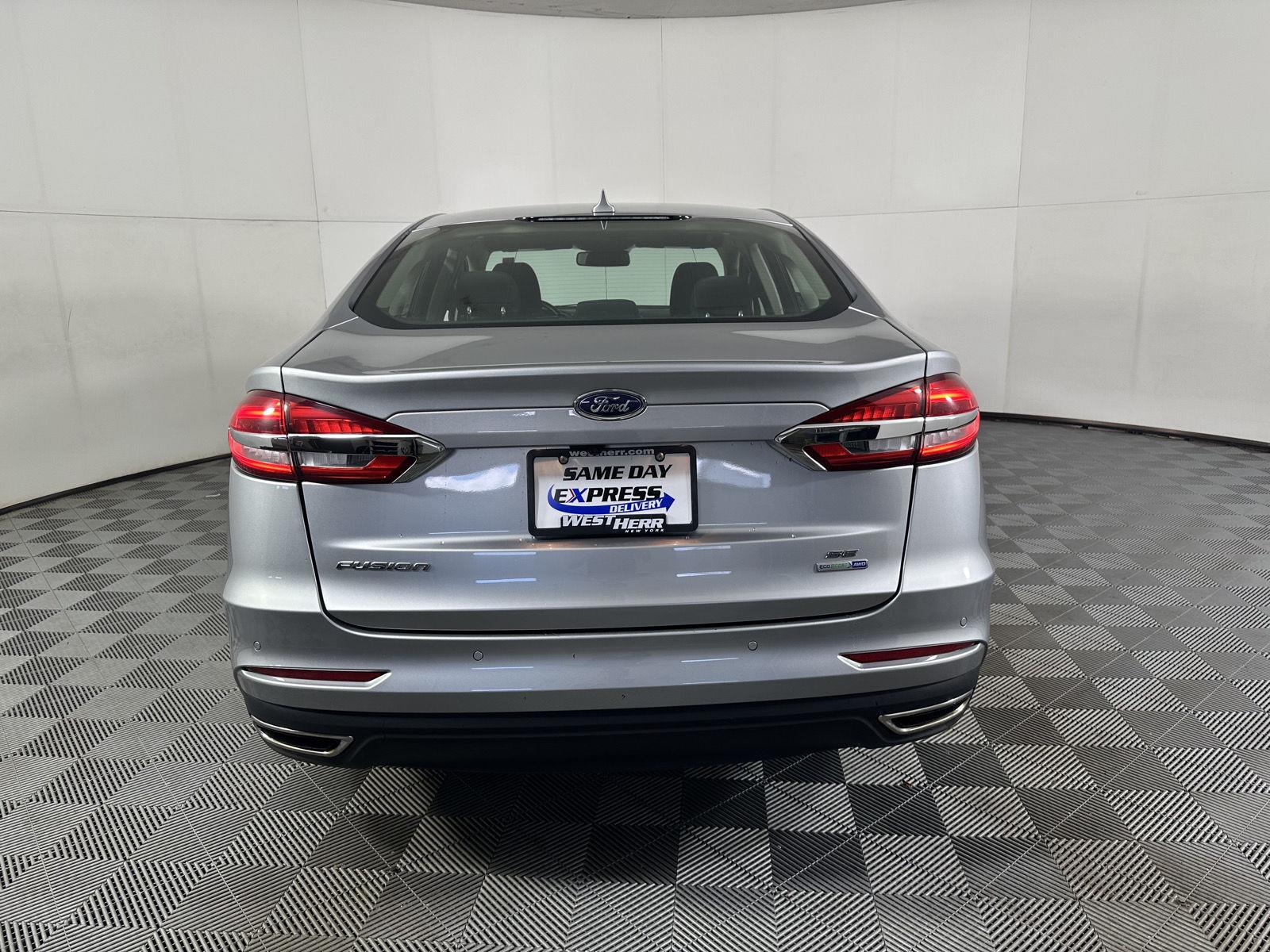 Used 2020 Iconic Silver Ford SE image 14