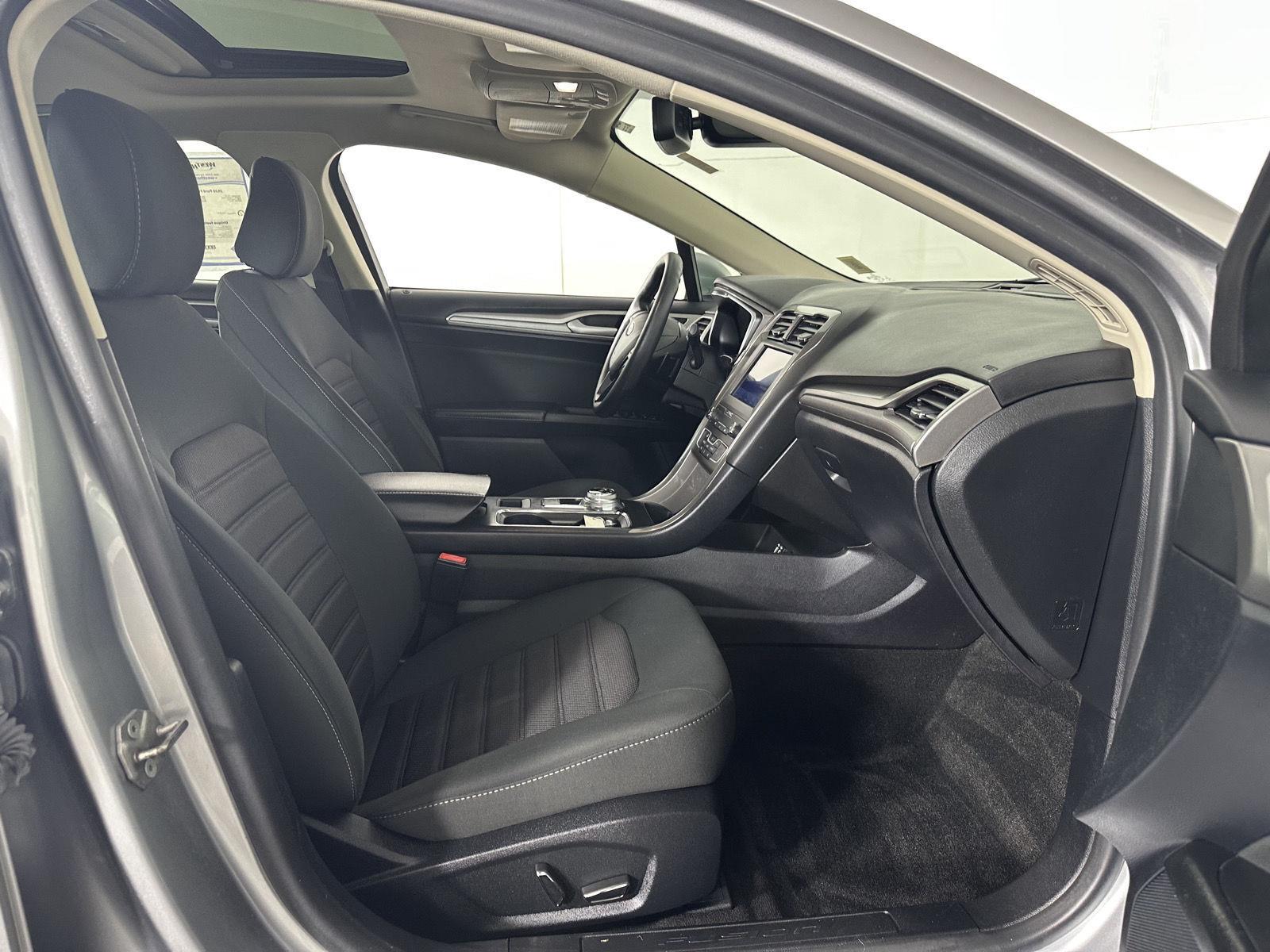 Used 2020 Iconic Silver Ford SE image 16