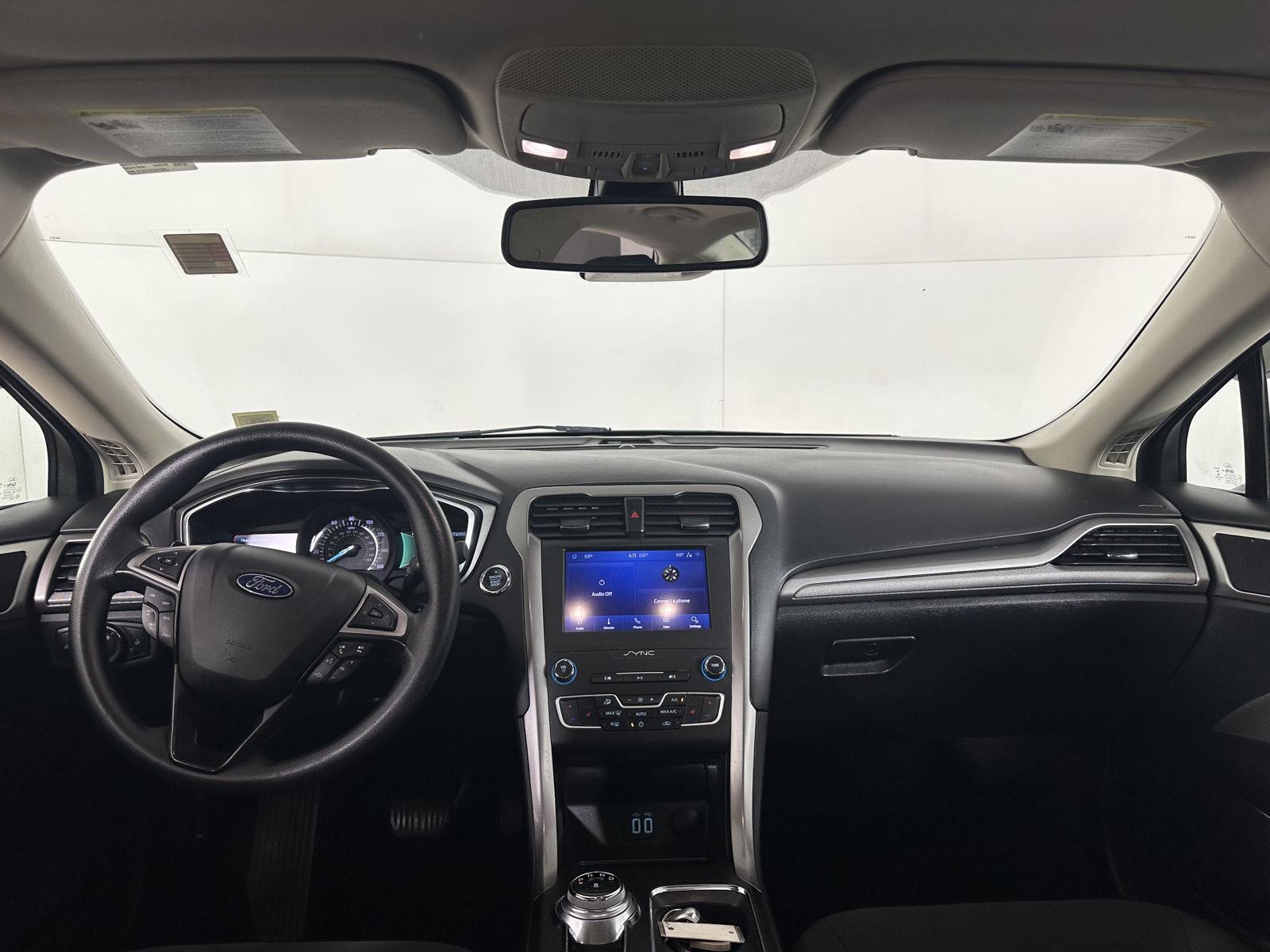 Used 2020 Iconic Silver Ford SE image 18