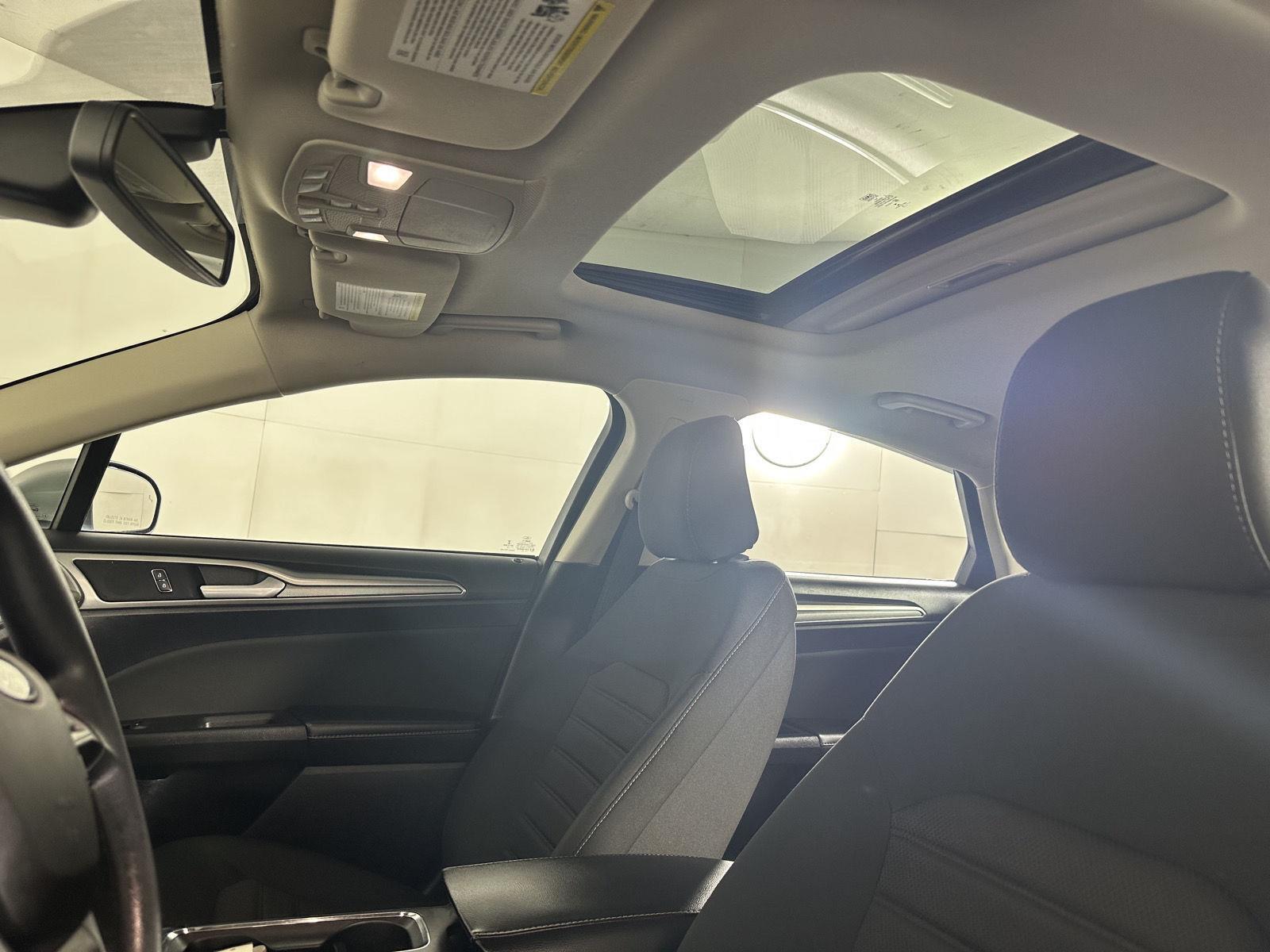 Used 2020 Iconic Silver Ford SE image 20