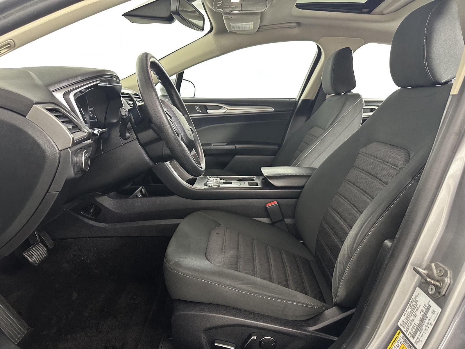 Used 2020 Iconic Silver Ford SE image 21