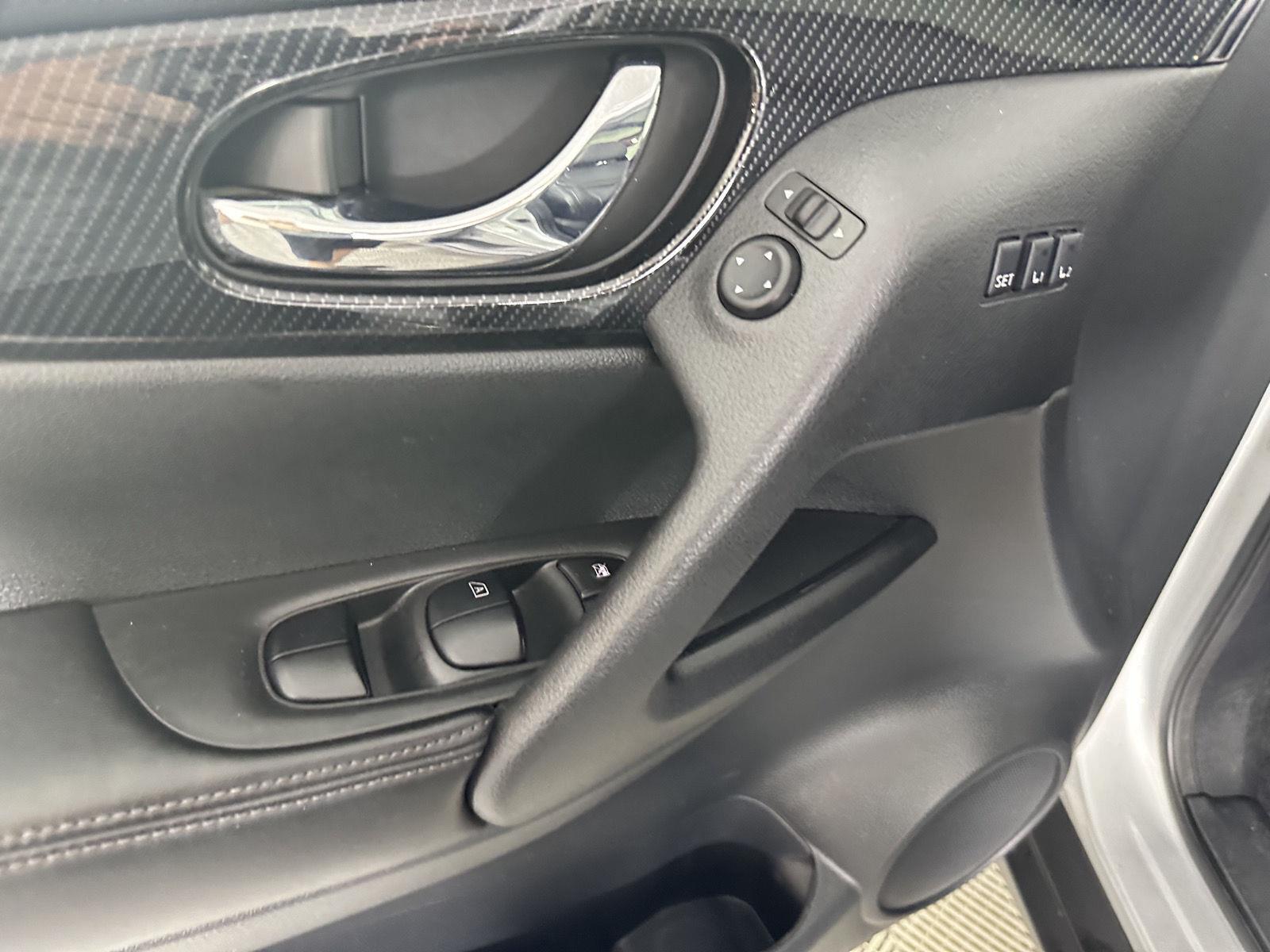 Used 2019 Brilliant Silver Metallic Nissan SL image 18