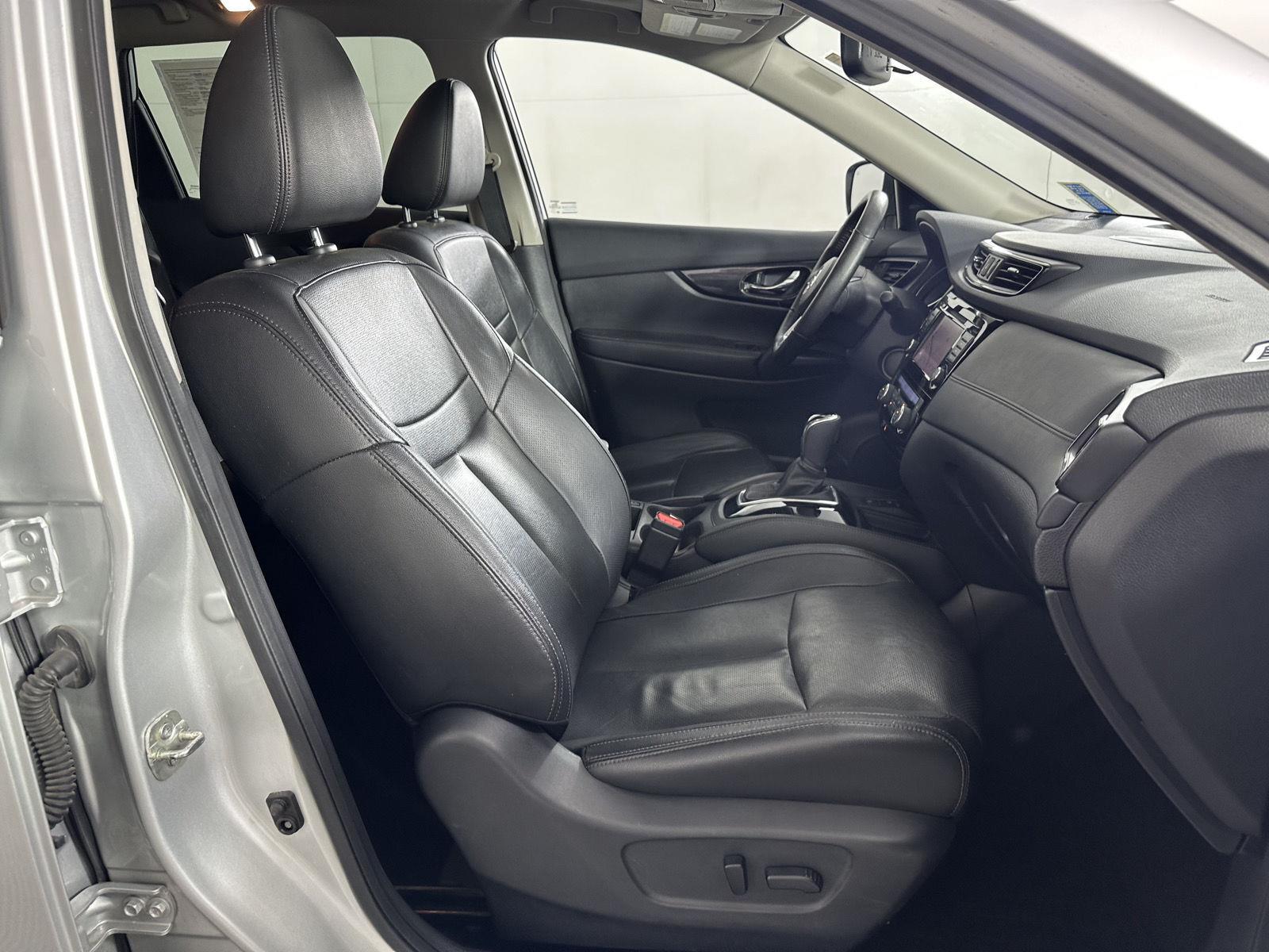 Used 2019 Brilliant Silver Metallic Nissan SL image 31
