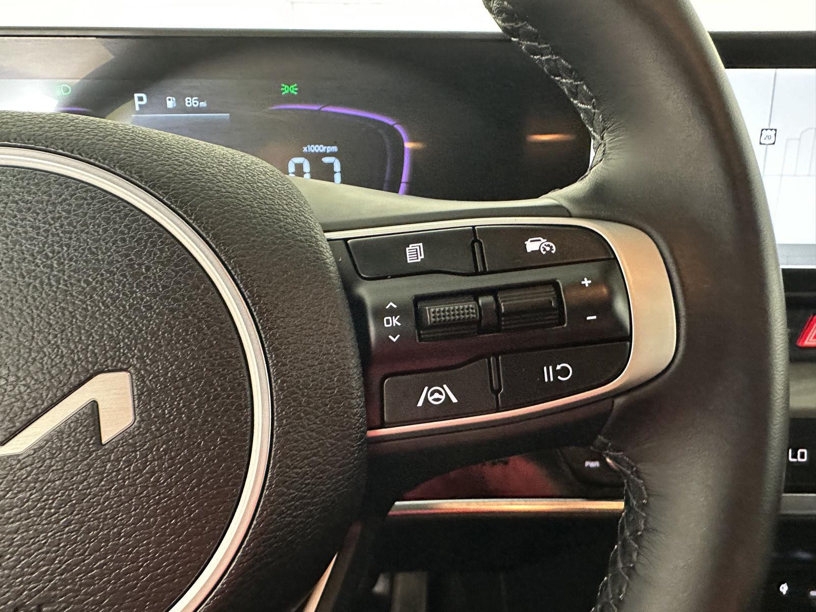 Used 2025 Wolf Gray Kia X-Line image 27