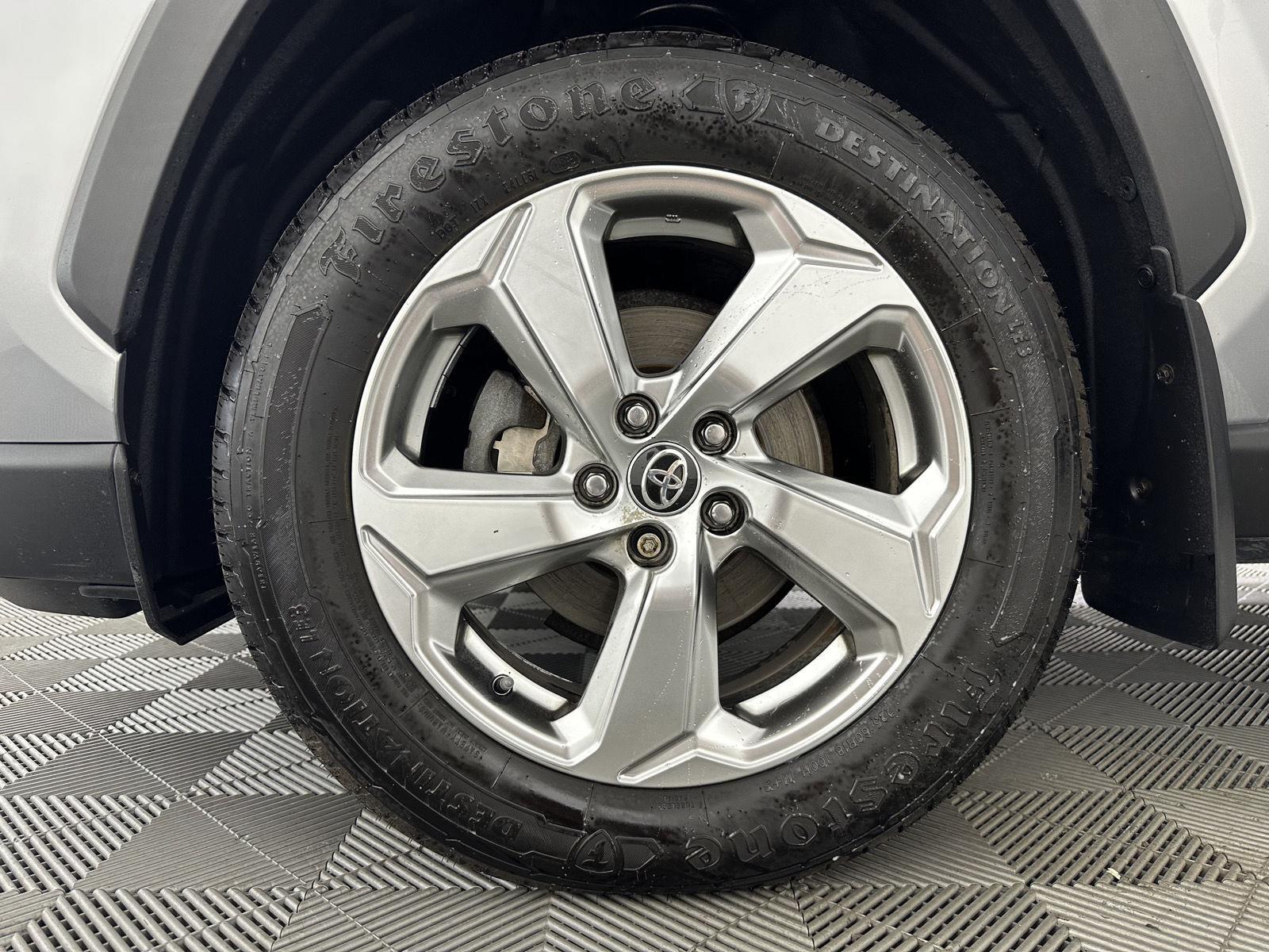 Used 2021 Silver Sky Metallic Toyota XLE Premium image 22