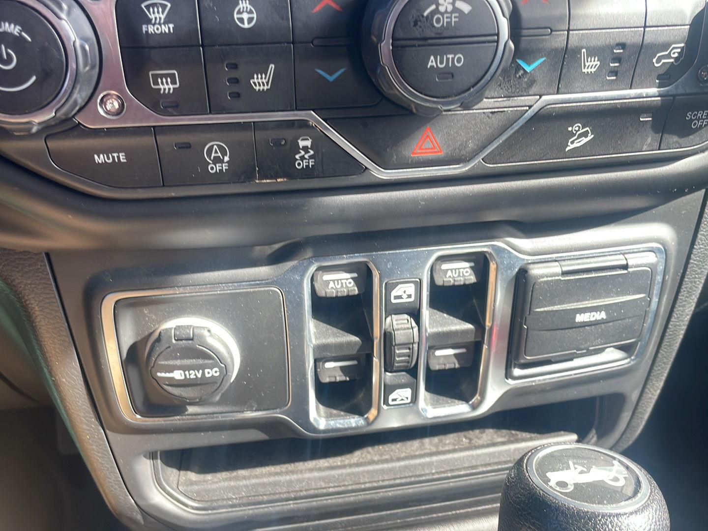 Used 2018 Bright White Clearcoat Jeep Sport S image 3