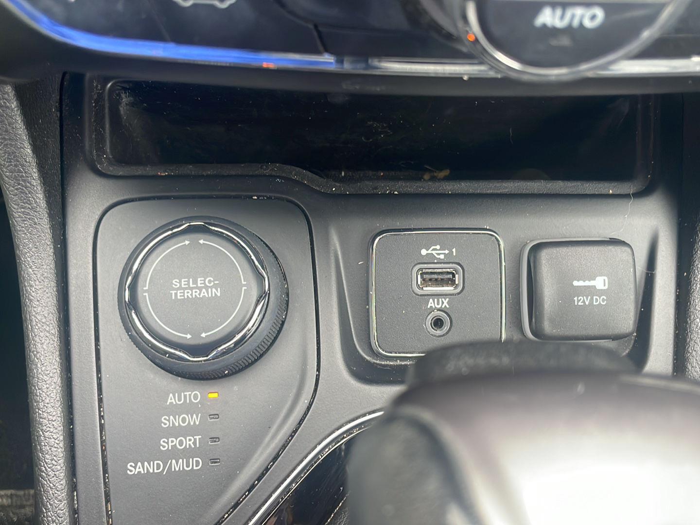 Used 2019 Velvet Red Pearlcoat Jeep Limited image 5
