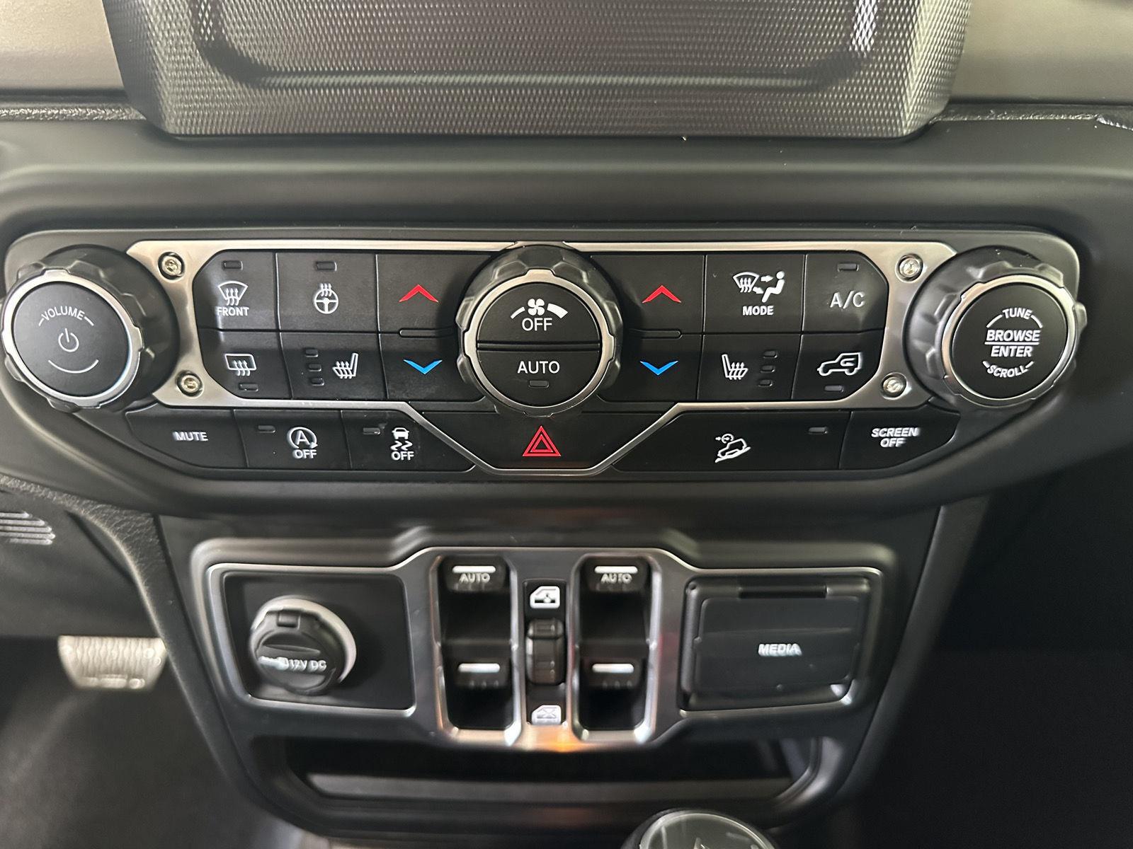 Used 2018 Bright White Clearcoat Jeep Sport S image 13