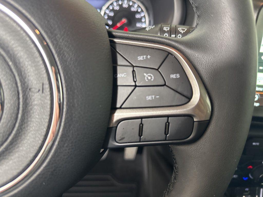 Used 2022 Sting-Gray Clearcoat Jeep Latitude image 10