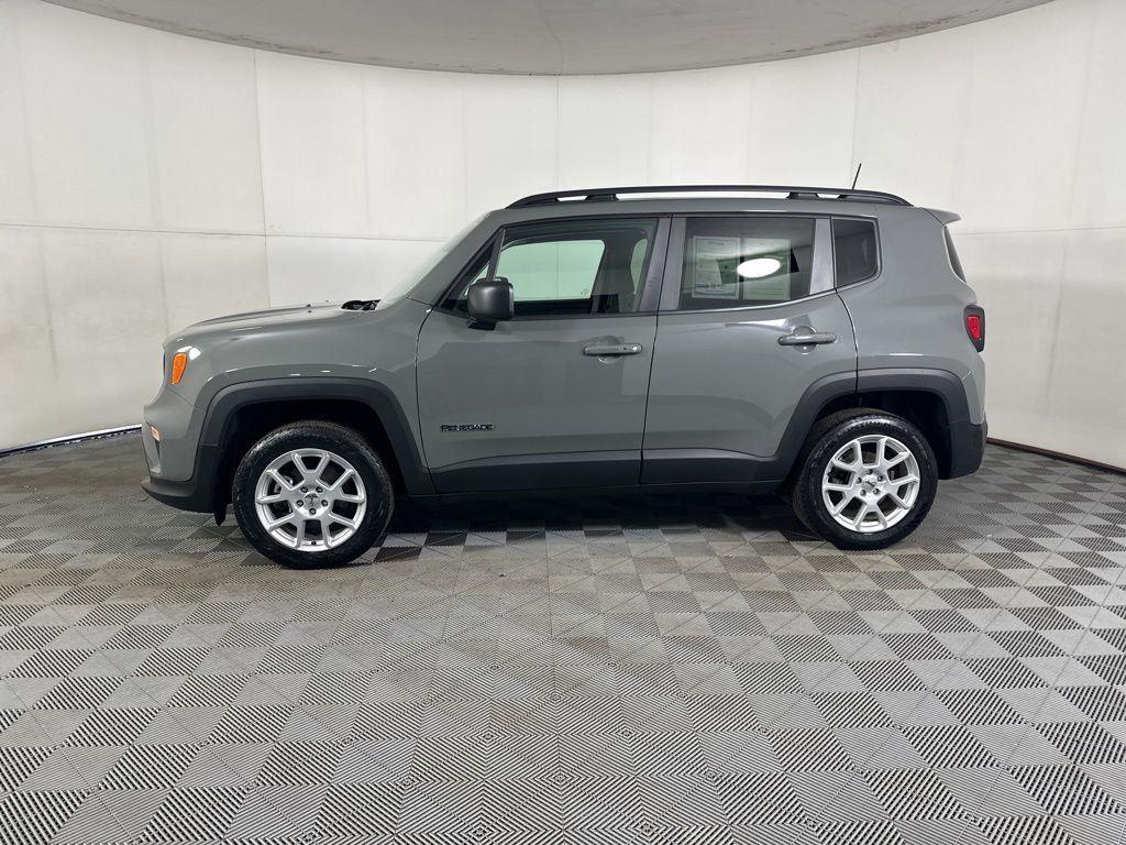 Used 2022 Sting-Gray Clearcoat Jeep Latitude image 17