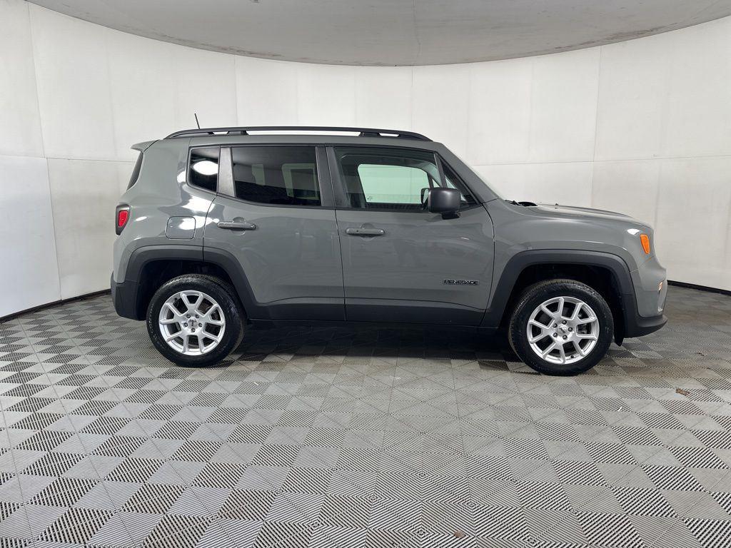 Used 2022 Sting-Gray Clearcoat Jeep Latitude image 22