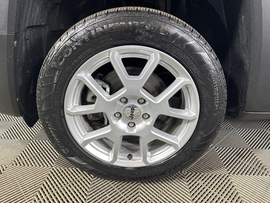 Used 2022 Sting-Gray Clearcoat Jeep Latitude image 24