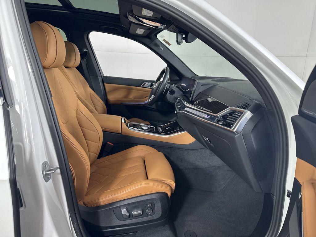 Used 2024 White Metallic BMW xDrive40i image 4
