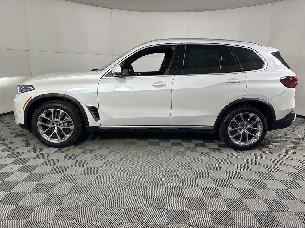 Used 2024 White Metallic BMW xDrive40i image 12