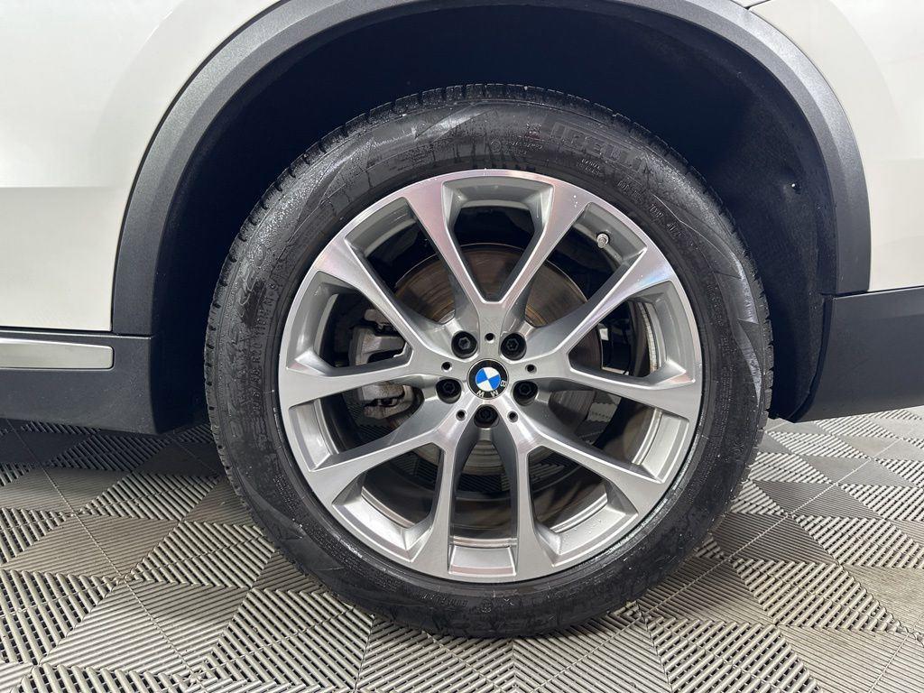 Used 2024 White Metallic BMW xDrive40i image 13