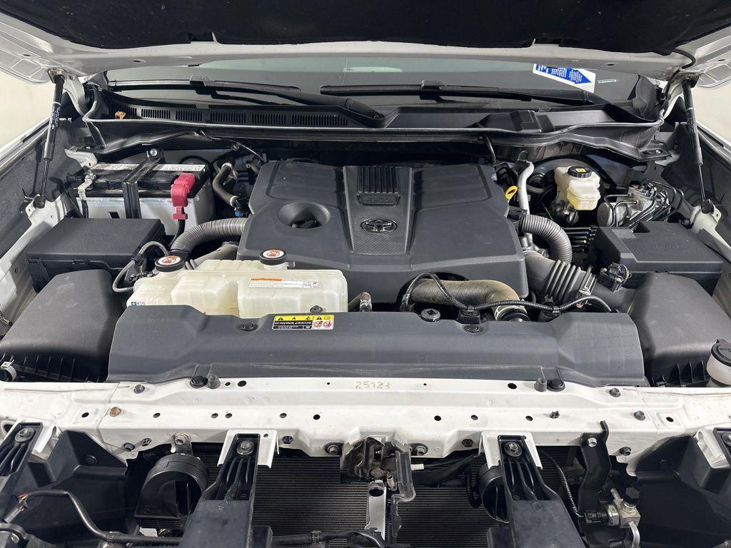Used 2022 White Toyota SR5 image 4