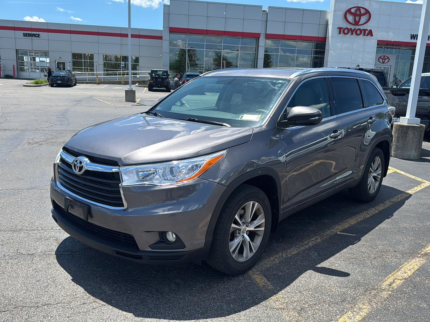 Used 2014 Predawn Gray Mica Toyota XLE image 3