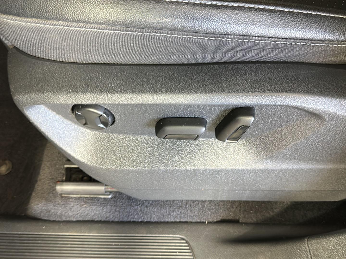 Used 2019 Platinum Gray Metallic Volkswagen 3.6L V6 SE image 11