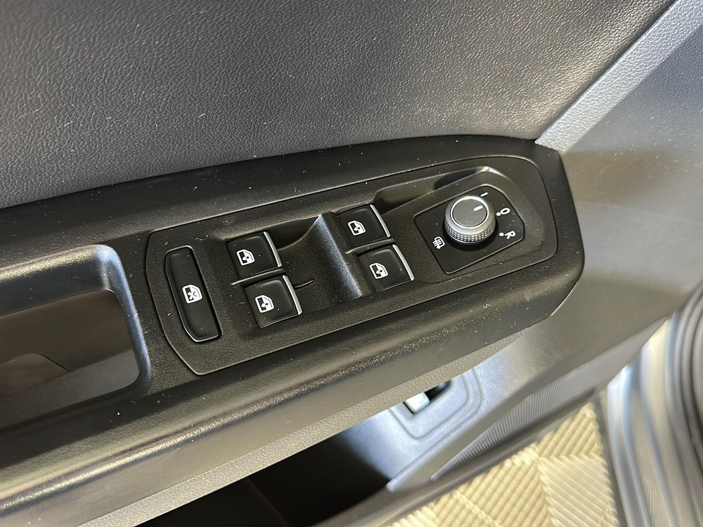 Used 2019 Platinum Gray Metallic Volkswagen 3.6L V6 SE image 12