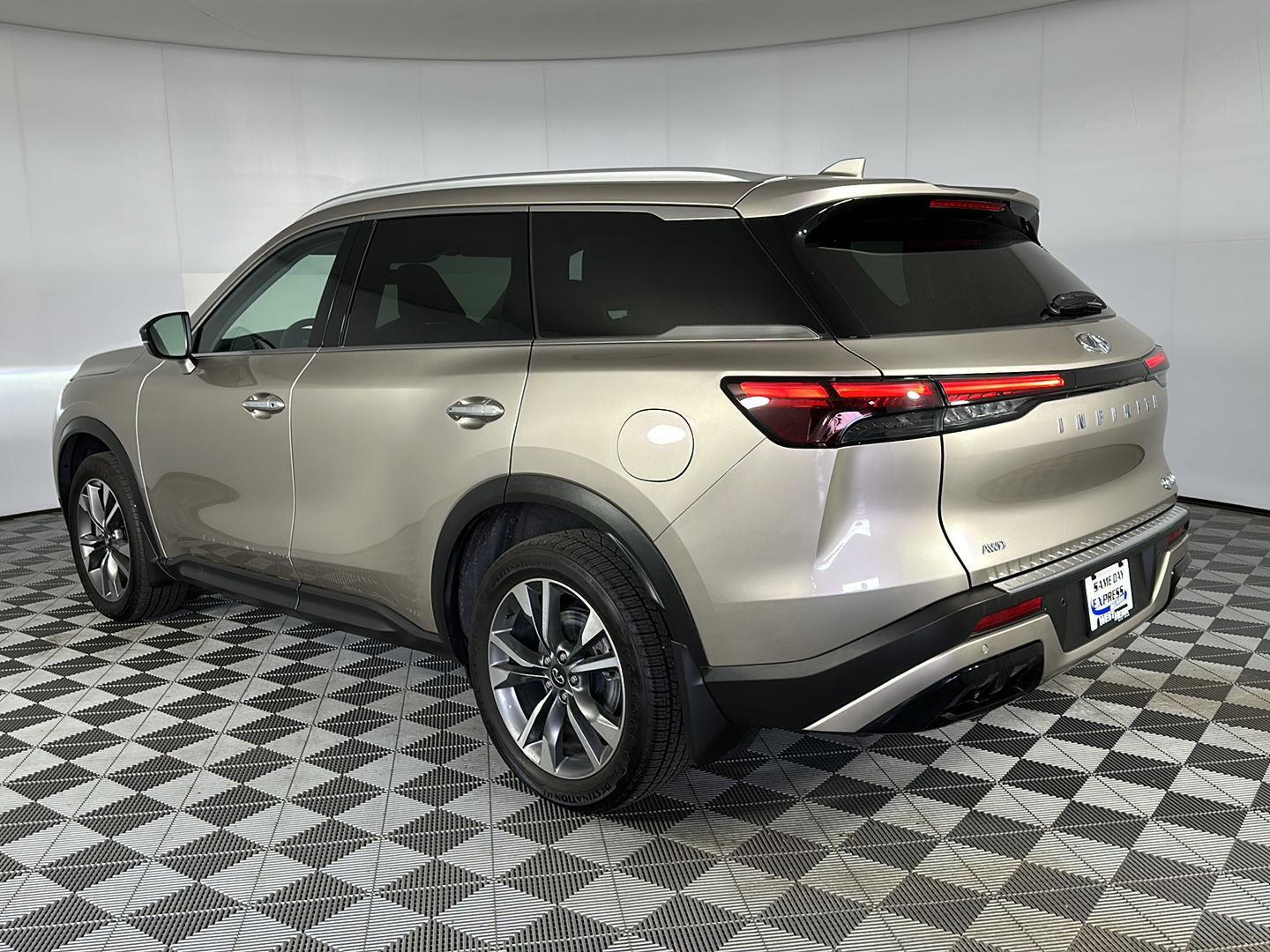 Used 2023 Warm Titanium INFINITI LUXE image 5