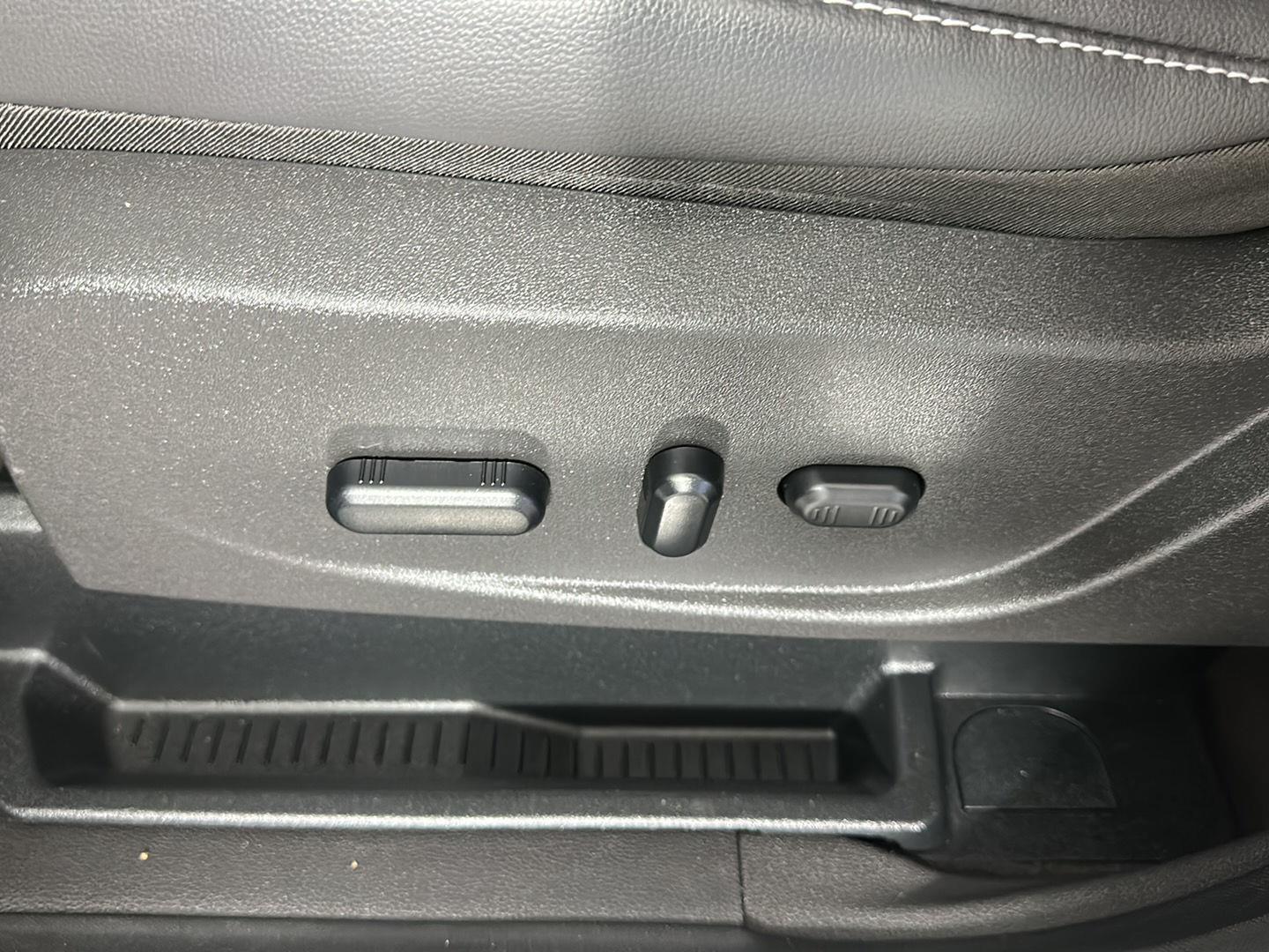 Used 2019 Black Metallic Ford SEL image 11