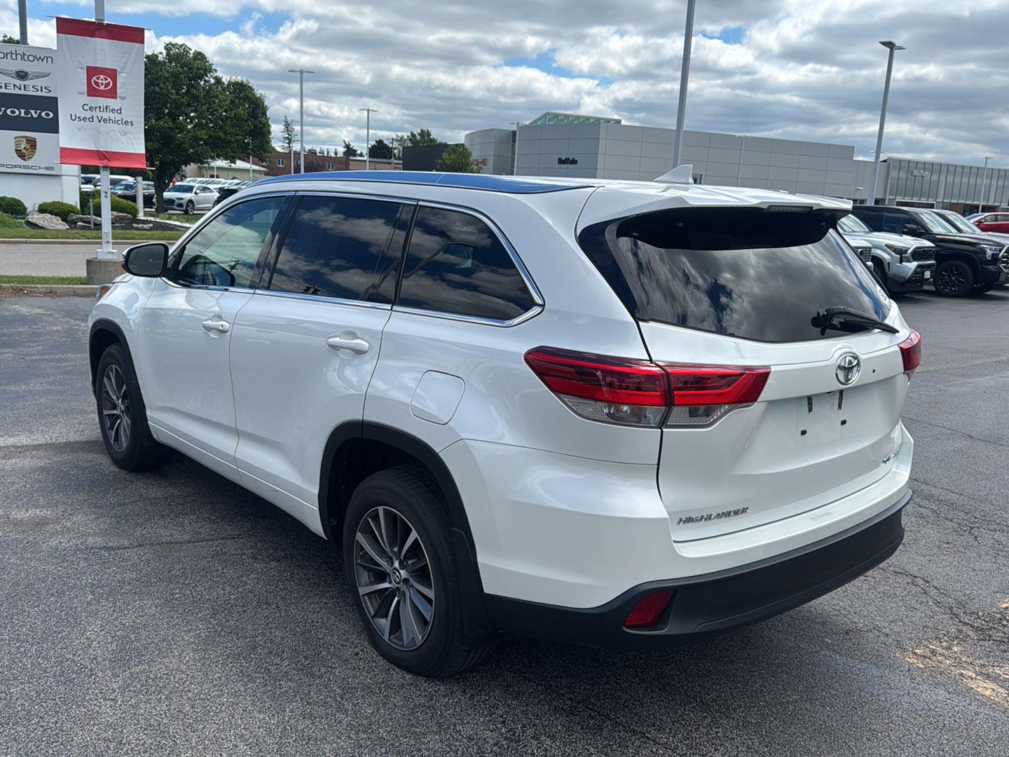 Used 2018 Blizzard Pearl Toyota XLE image 4