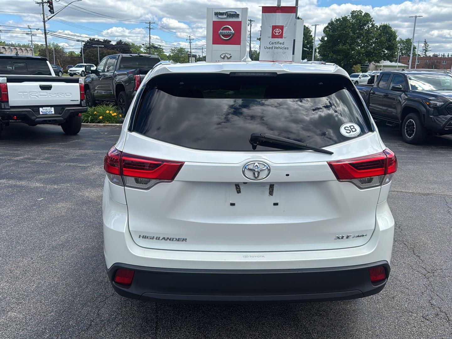 Used 2018 Blizzard Pearl Toyota XLE image 5