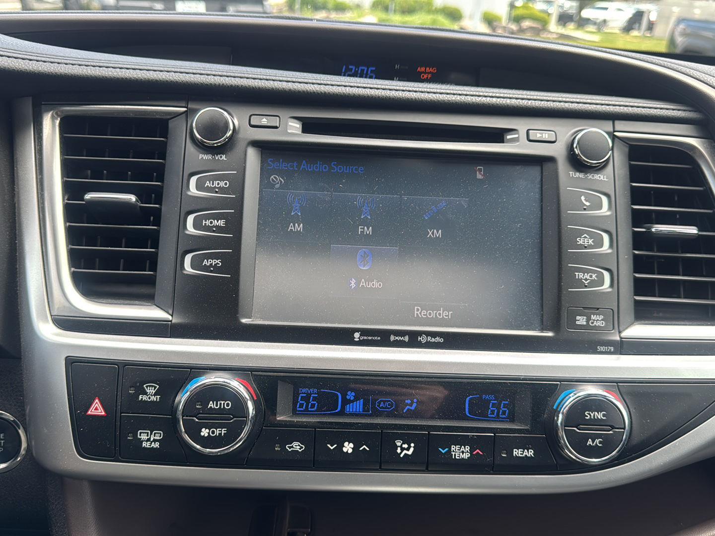 Used 2018 Blizzard Pearl Toyota XLE image 9