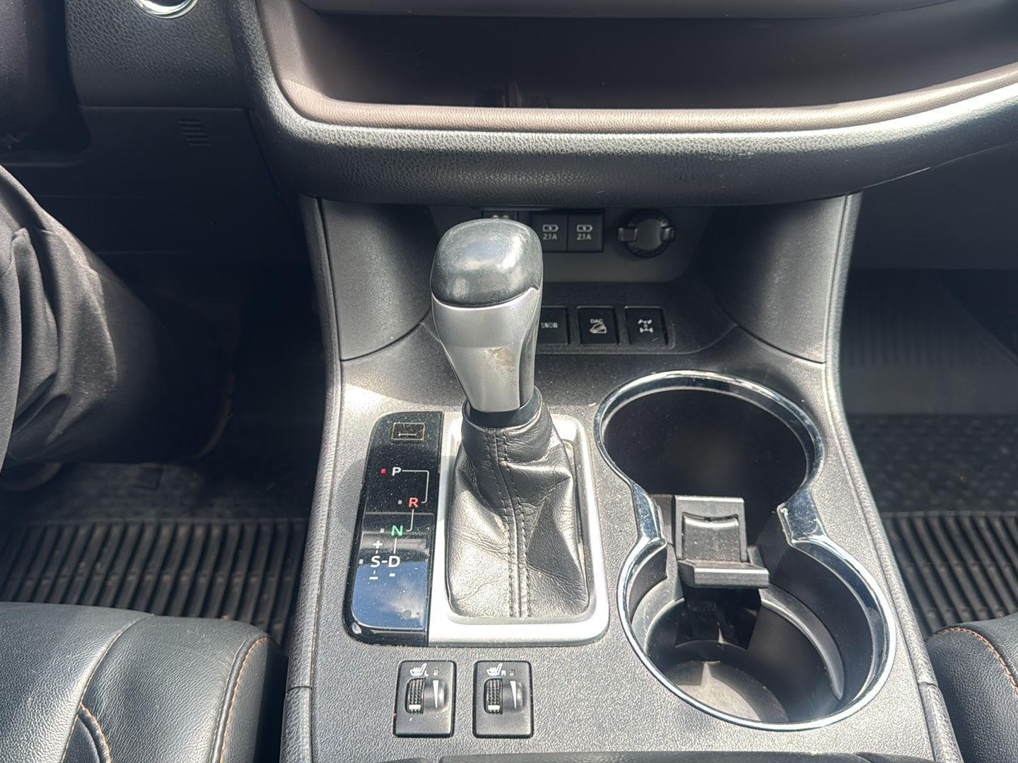 Used 2018 Blizzard Pearl Toyota XLE image 10
