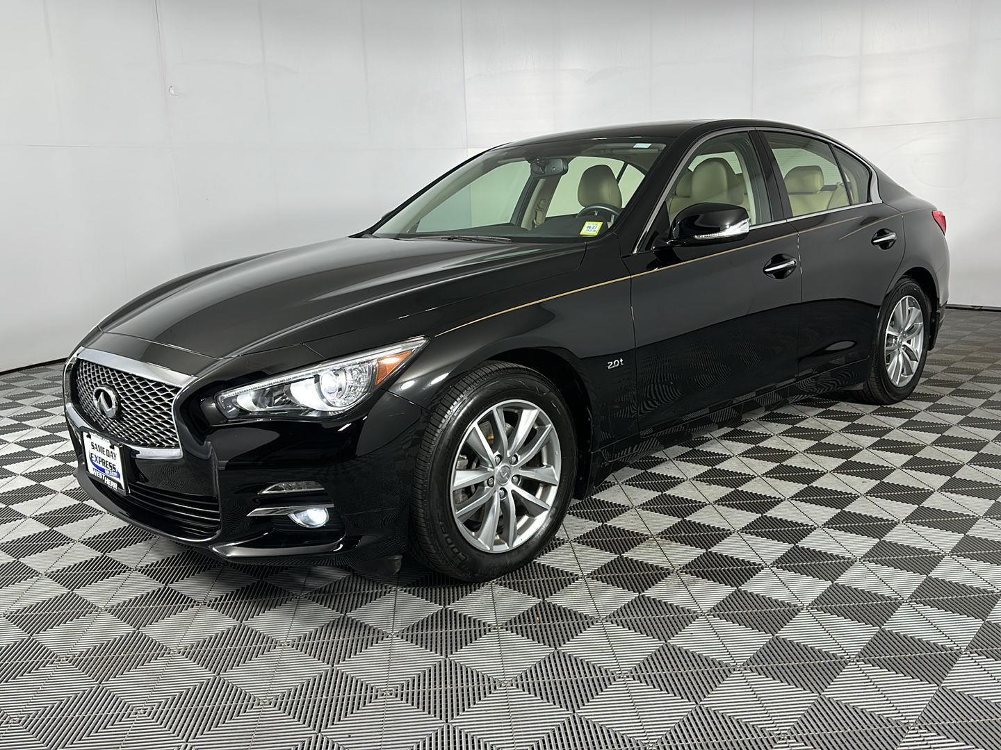 Used 2017 Black Obsidian INFINITI 2.0t Premium image 3