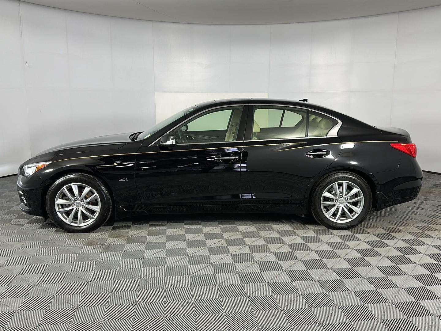 Used 2017 Black Obsidian INFINITI 2.0t Premium image 4
