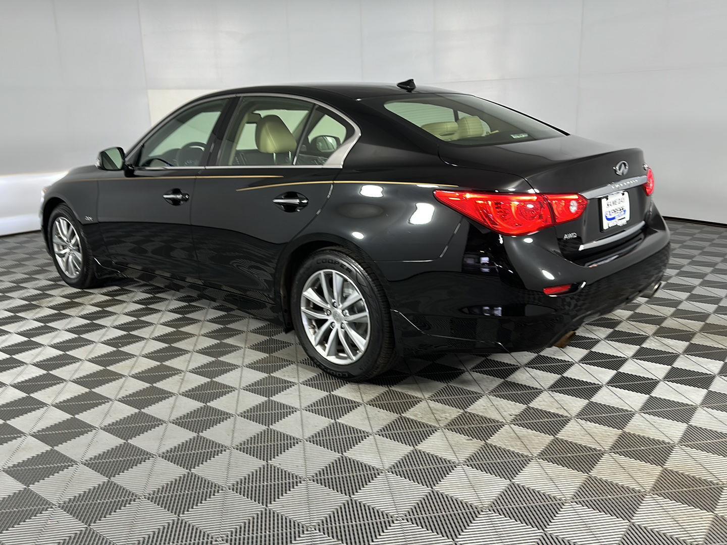 Used 2017 Black Obsidian INFINITI 2.0t Premium image 5
