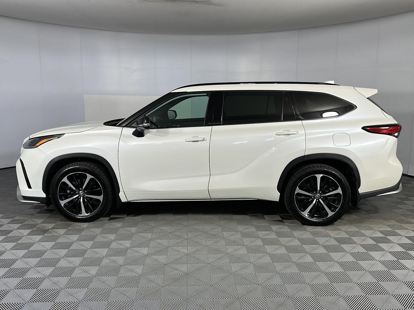 Used 2021 Blizzard Pearl Toyota XSE image 4