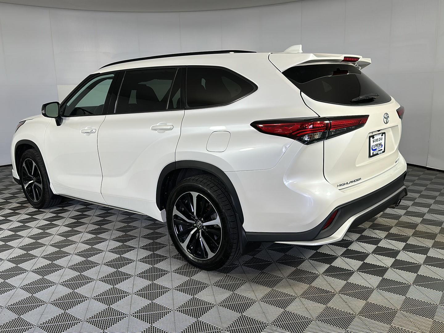 Used 2021 Blizzard Pearl Toyota XSE image 5