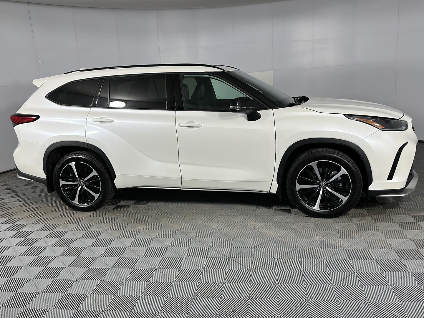 Used 2021 Blizzard Pearl Toyota XSE image 8
