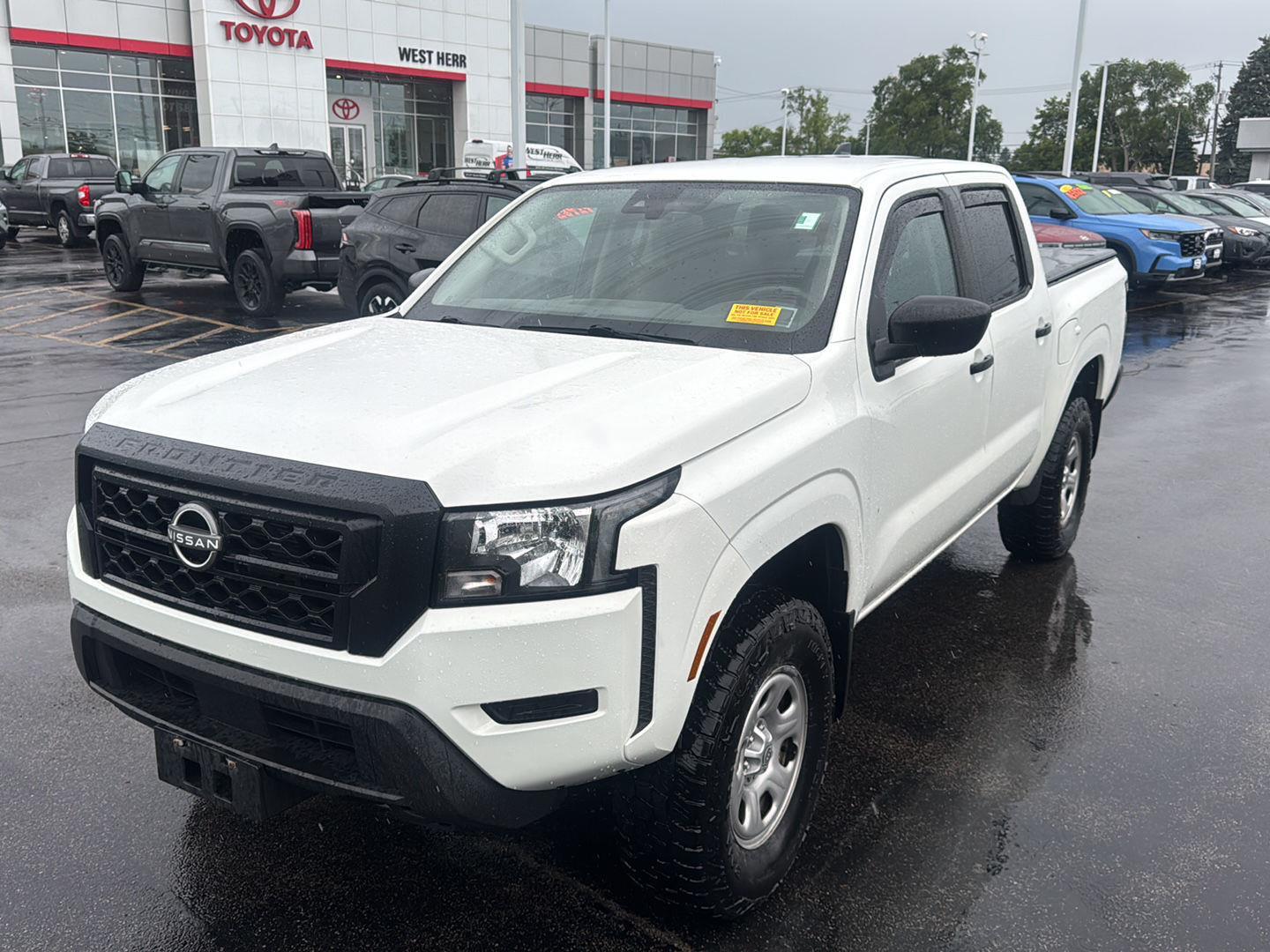 Used 2022 Glacier White Nissan S image 3