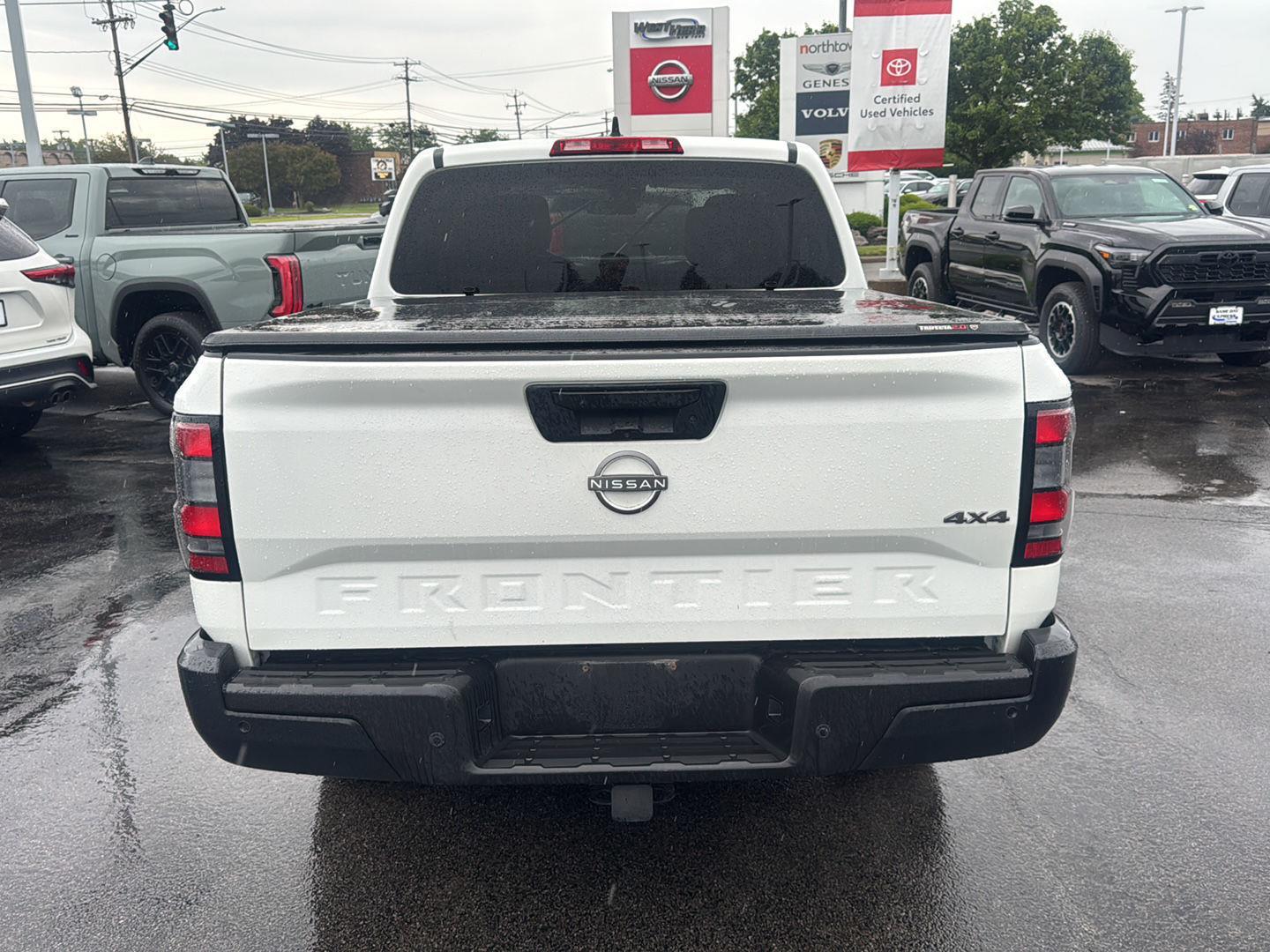 Used 2022 Glacier White Nissan S image 5