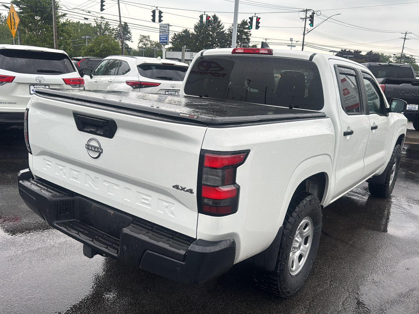 Used 2022 Glacier White Nissan S image 6
