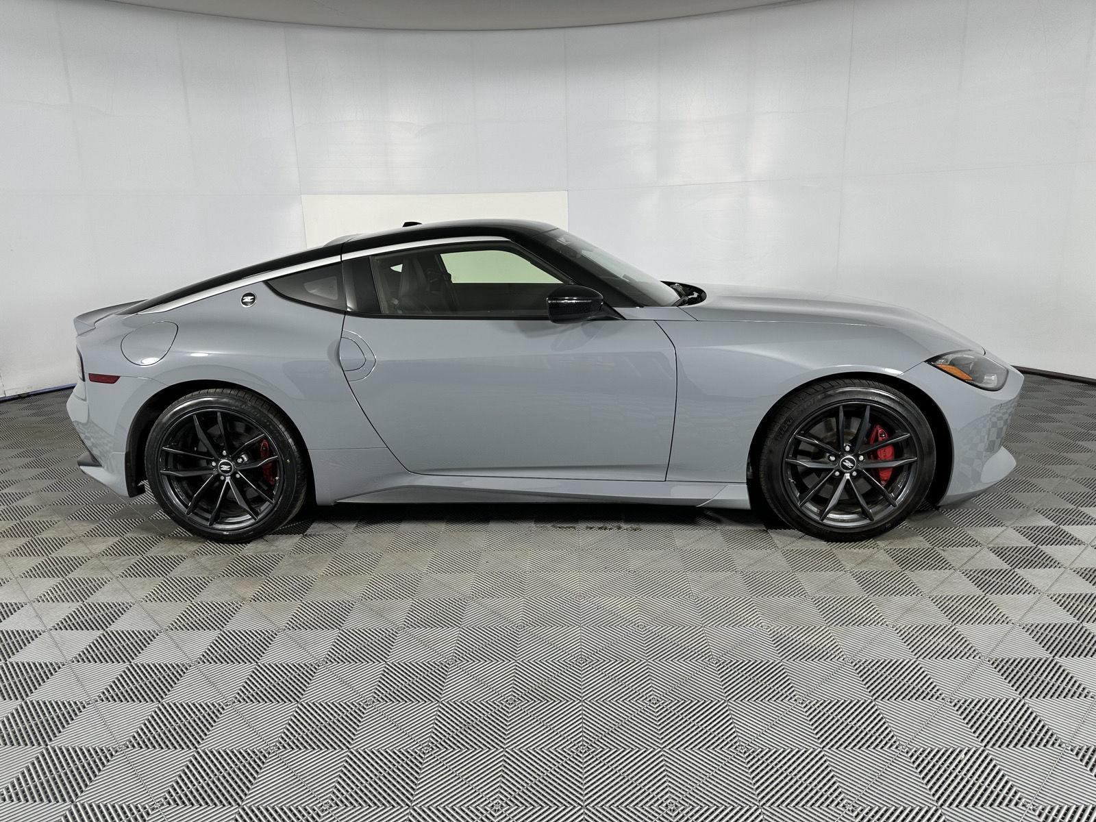 Used 2024 Boulder Gray/Super Black Nissan Performance image 6