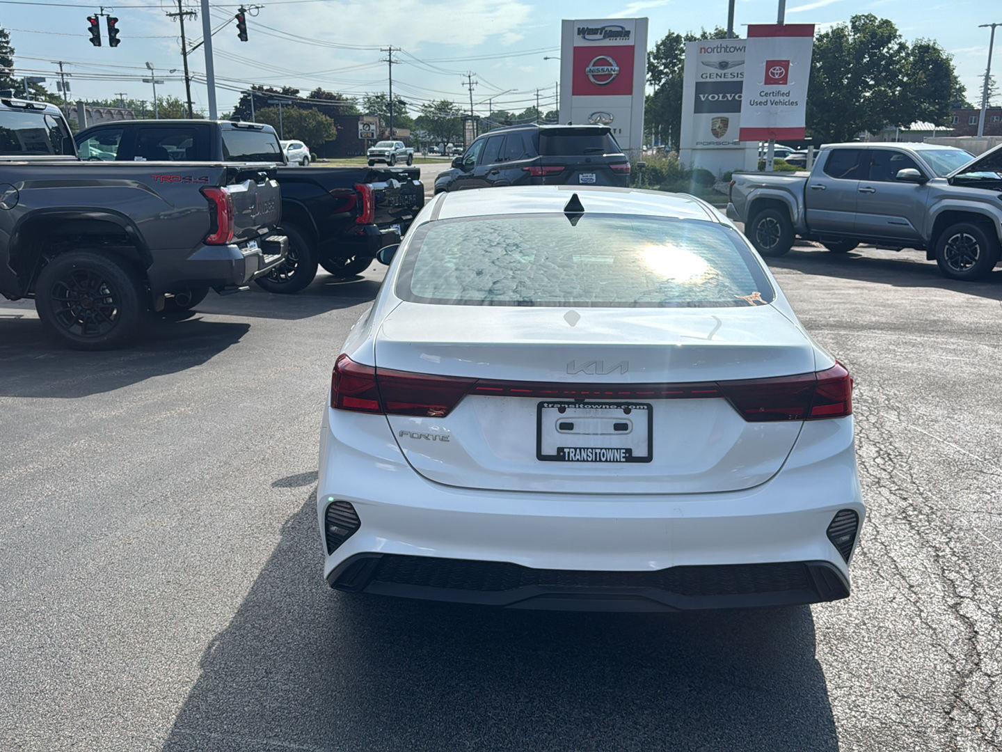 Used 2023 Snow White Pearl Kia LXS image 5