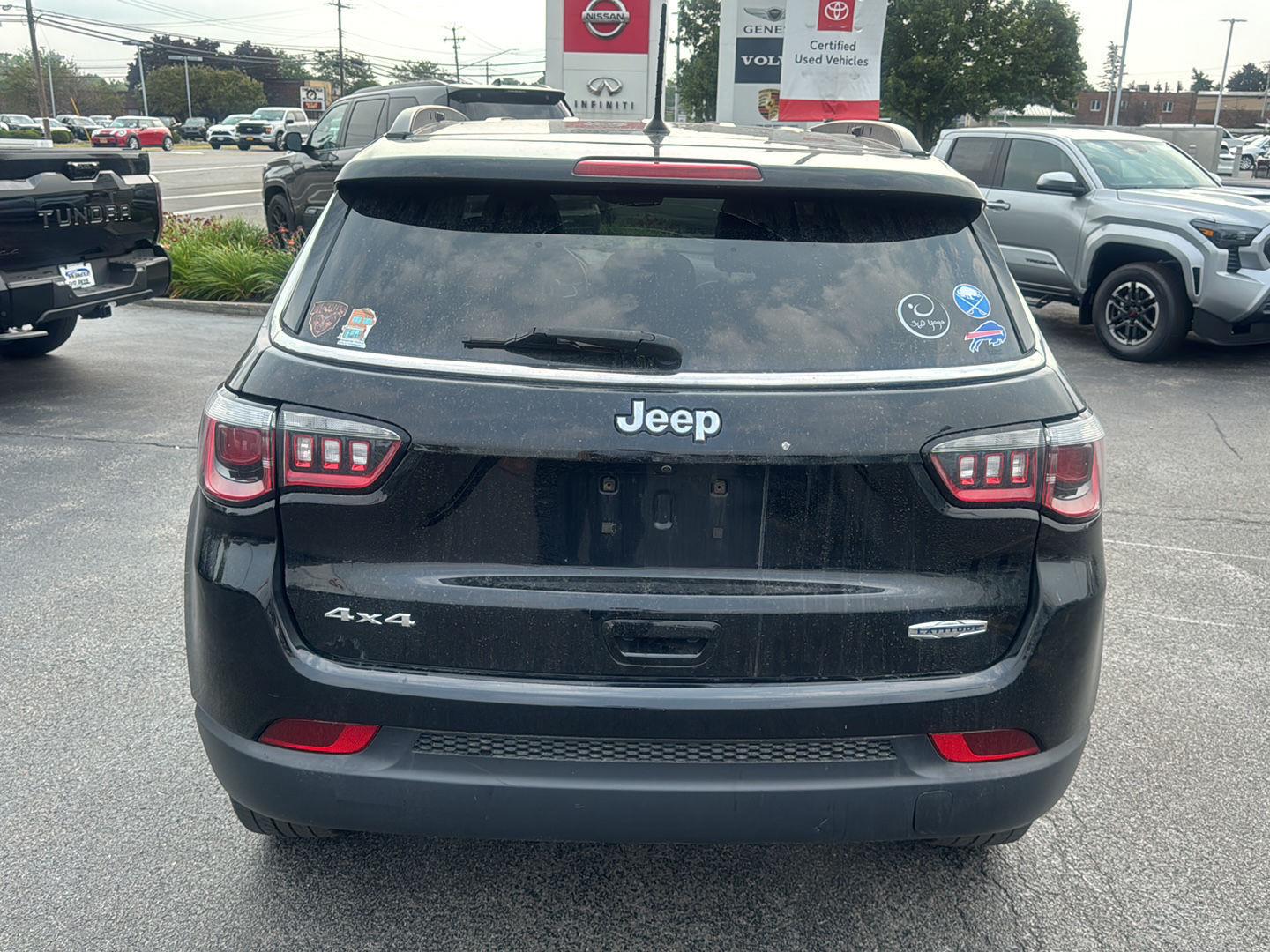 Used 2018 Diamond Black Crystal Pearlcoat Jeep Latitude image 5