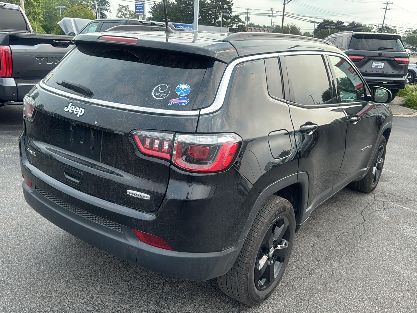 Used 2018 Diamond Black Crystal Pearlcoat Jeep Latitude image 6