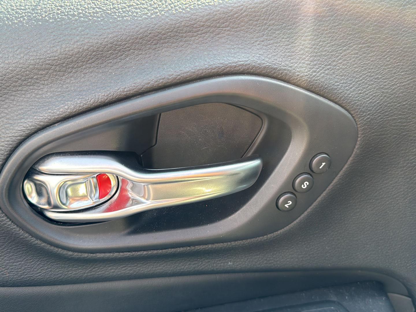 Used 2019 Olive Green Pearlcoat Jeep Limited image 8